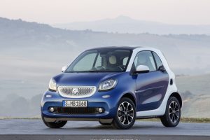 The new smart fortwo 2014: Body panels in midnight blue (metallic), tridion safety cell in white